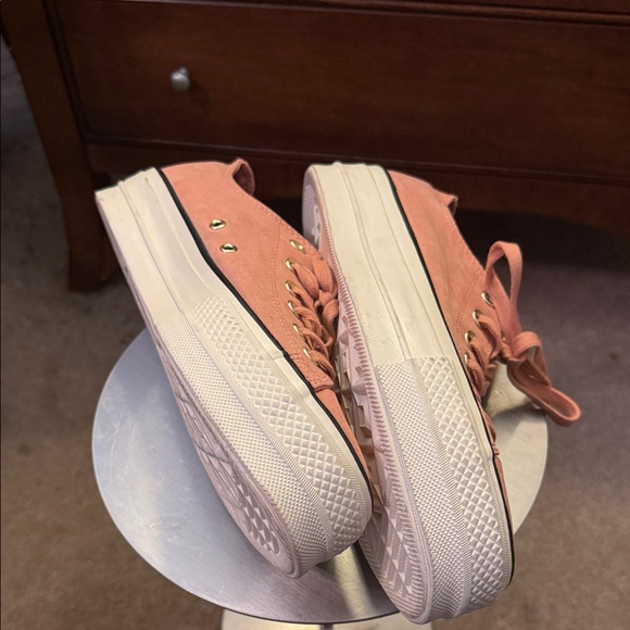 NWOT BLUSH PINK Converse Lace-Up Sneakers - Picture 10 of 15